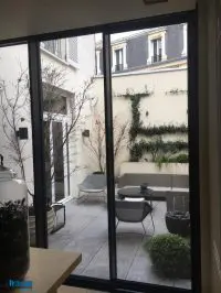 Les poseurs vous remettent un carnet d’entretien à la fin du chantier et un contrat de garantie 15 ans qui est à signer et à nous remettre.