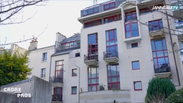 Façade d'immeuble parisien équipée de fenêtres sur mesure à cadres rouges en aluminium, chantier ACOUSSUR à Paris